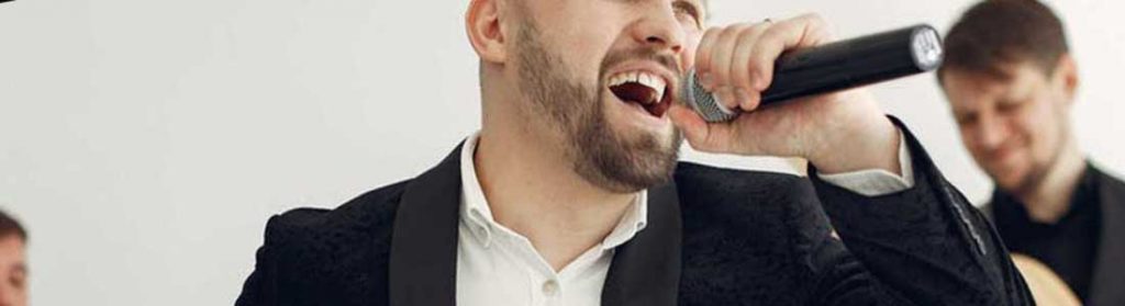 hombre cantando representacion de las caracteristicas de la voz