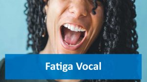 mujer gritando cosa que produce fatiga vocal