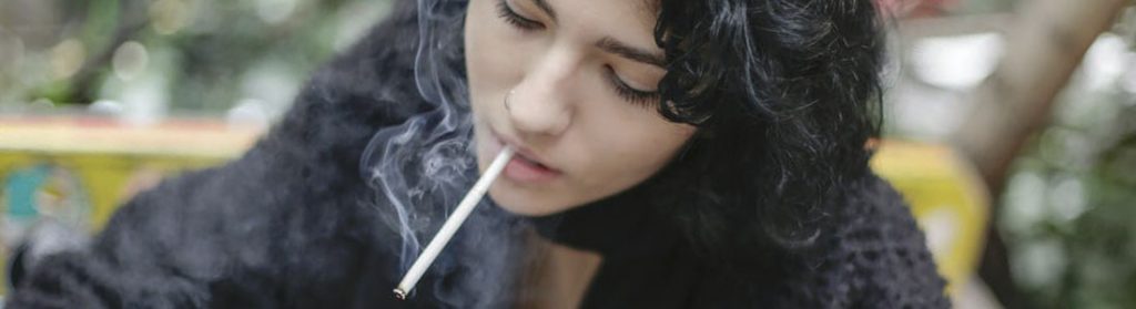 chica fumando mal habito de higiene vocal